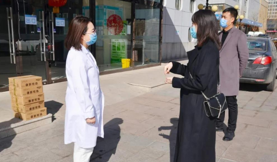 守护温暖 众志成城——内蒙古新大陆策划有限责任公司向鄂尔多斯健康体检中心、鄂尔多斯中医康复医院献爱心！