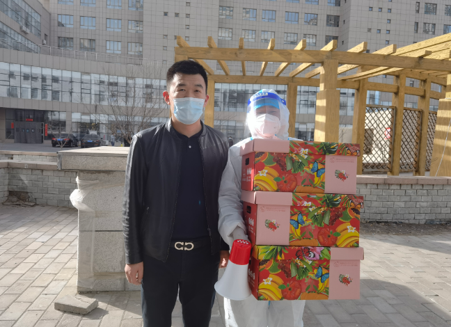 疫情防控 与爱同行！爱心市民给防控一线人员送水果！