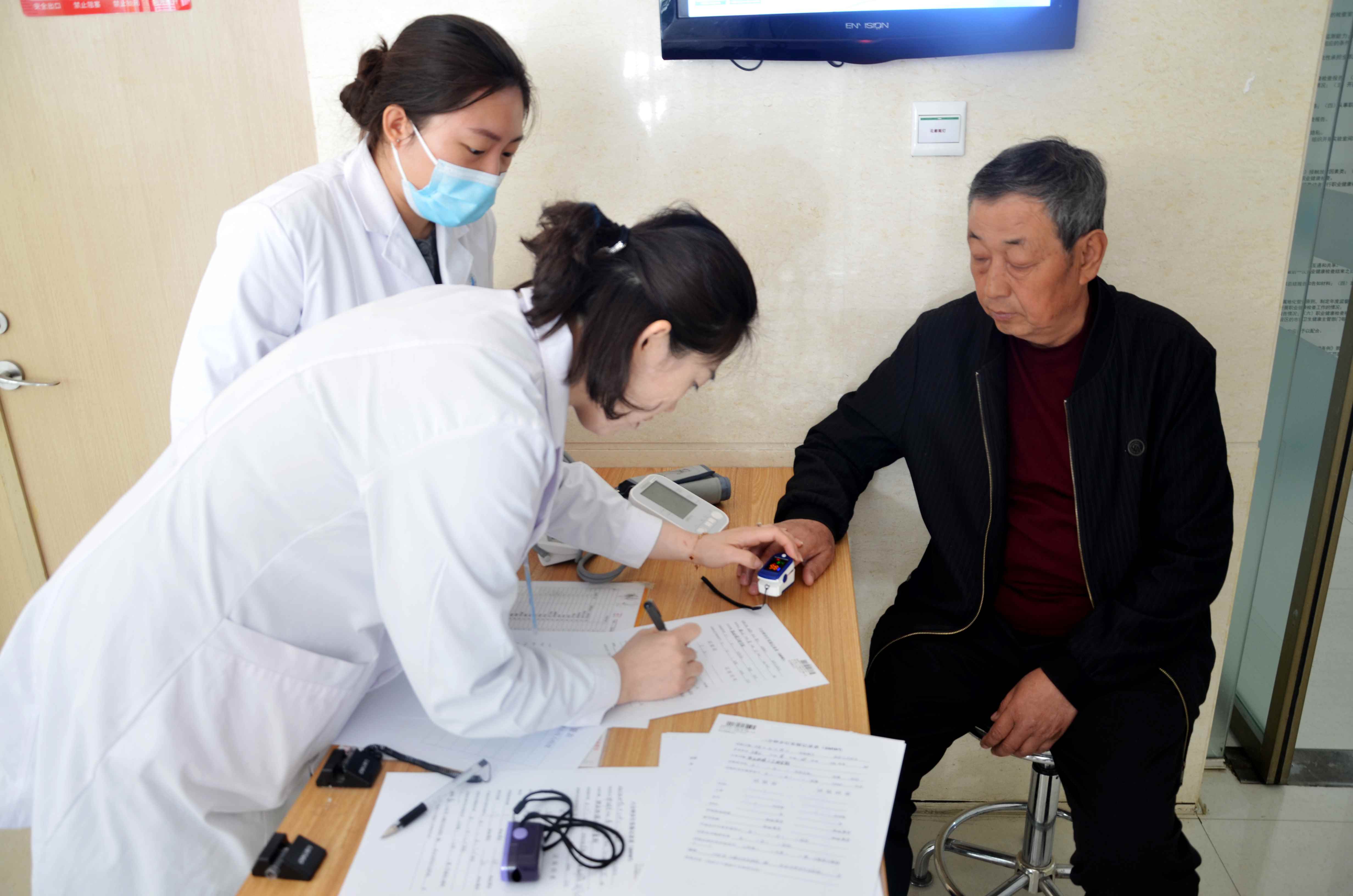 守护劳动者健康 |鄂尔多斯健康体检中心开展第23个全国职业病防治法宣传周公益活动启动仪式