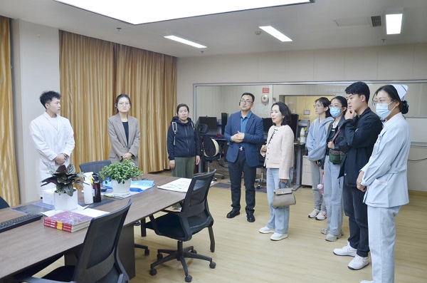 包头医学院公共卫生学院院长黄丽华一行到亿康大健康医疗集团调研