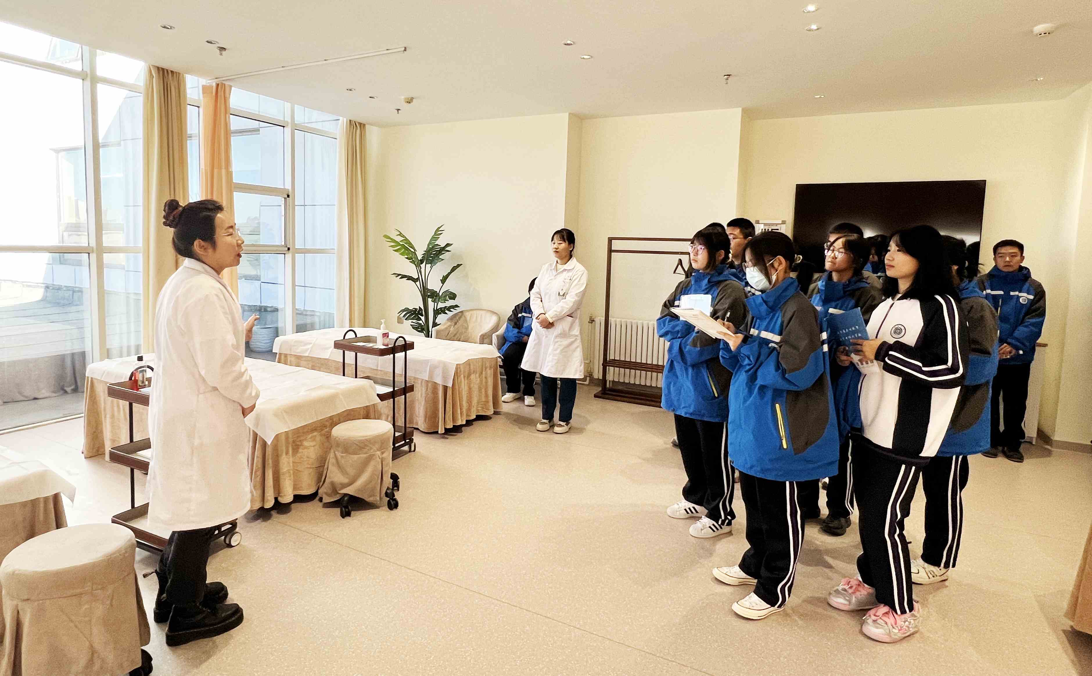 玩转智能设备 解锁健康密码--鄂尔多斯市衡水中学走进鄂尔多斯健康体检中心科普教育基地