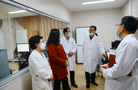 东胜区卫健委主任刘铁慧一行莅临体检中心等四个医疗机构视察安全生产工作