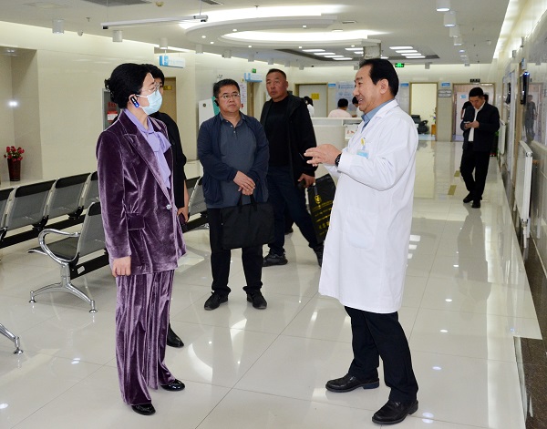 鄂尔多斯高新技术产业开发区企业服务中心主任康俊莲一行到亿康大健康医疗集团调研