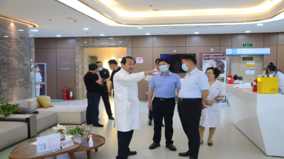 市、区两级领导一行深入鄂尔多斯健康体检中心等医疗机构调研指导工作