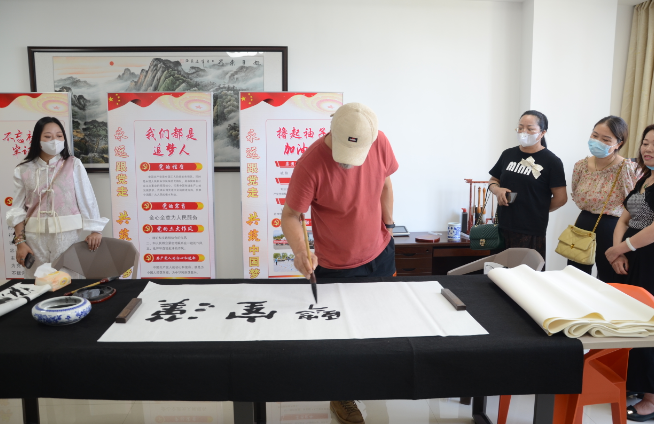 中国当代国礼艺术家朱行文等一行莅临鄂尔多斯健康体检中心等医疗机构考察交流工作