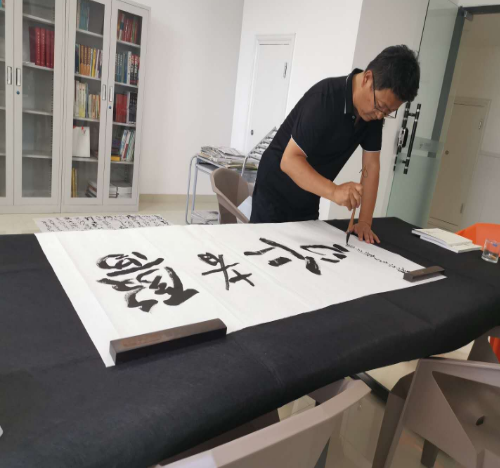 鄂市书法家协会会长秦闻苹一行莅临亿康投资集团旗观