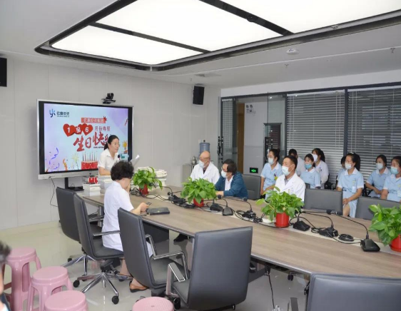 亿康投资集团生日会为员工赠送书籍获员工点赞