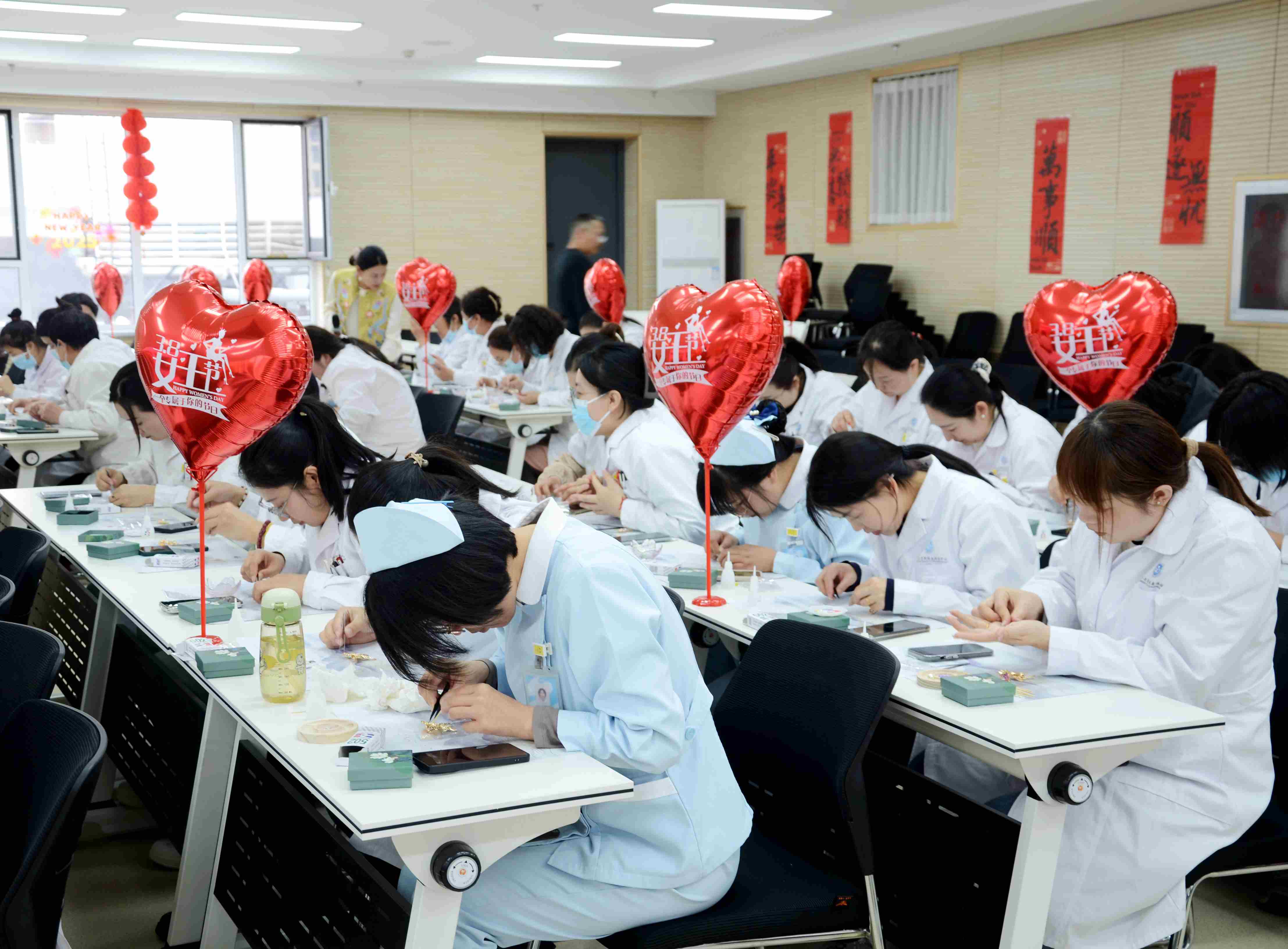 关爱员工 | 亿康大健康医疗集团开展3.8妇女节胸针DIY活动