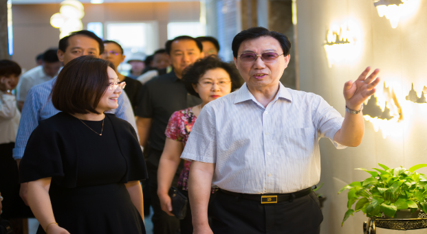 白书忠理事长一行莅临亿康投资集团指导工作