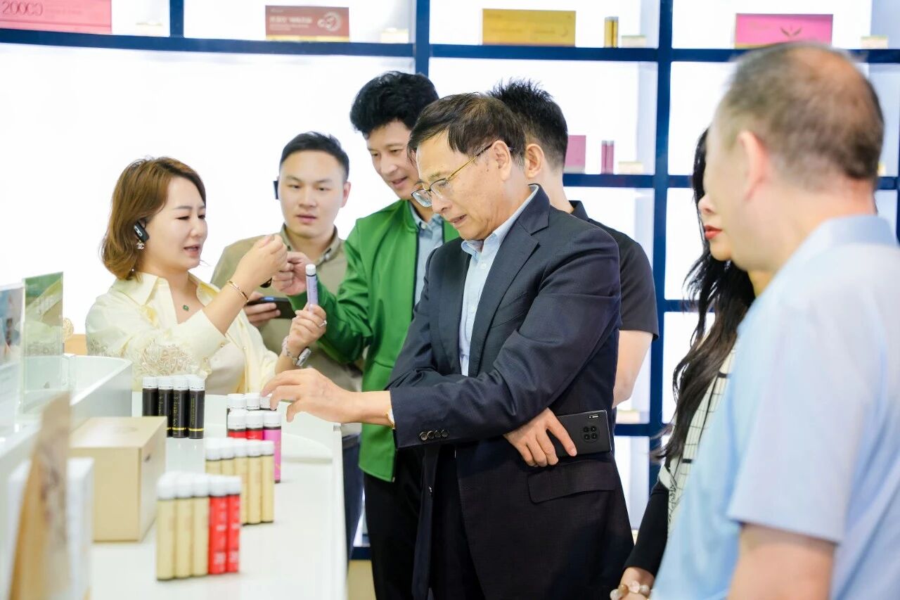 中国健康促进基金会相关专家一行到亿康大健康医疗集团召开医疗机构健康管理医学服务座谈会