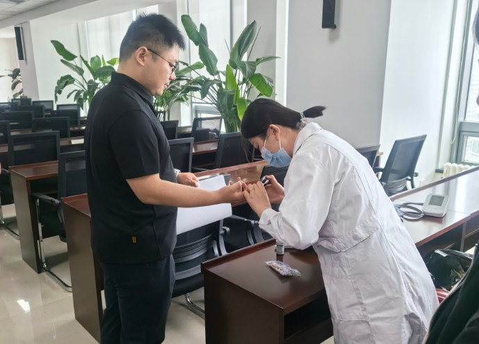 鄂尔多斯健康体检中心、中医康复医院走进中煤陕蒙能源公司开展 健康公益活动